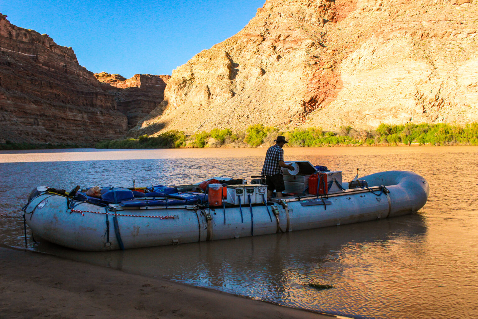 Guide on motor rig boat at camp in Cataract Canyon - Mild to Wild