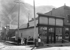 1900 photograph of a saloon in Telluride, Colorado